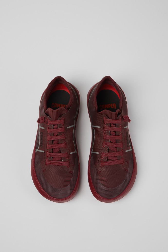Peu Serra Burgunderrote Sneaker aus recyceltem PET und technisch entwickelten Materialien für Damen.