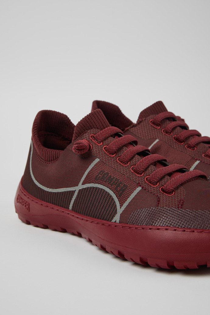 Peu Serra Burgunderrote Sneaker aus recyceltem PET und technisch entwickelten Materialien für Damen.