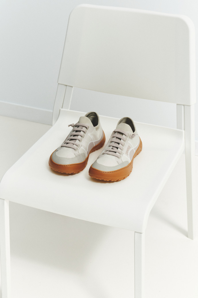 Peu Serra Zapatillas para mujer de materiales técnicos de PET reciclado en beige.