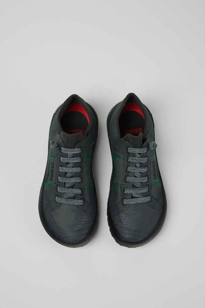 Peu Serra Graue Sneaker aus recyceltem PET und technischen Materialien für Damen.