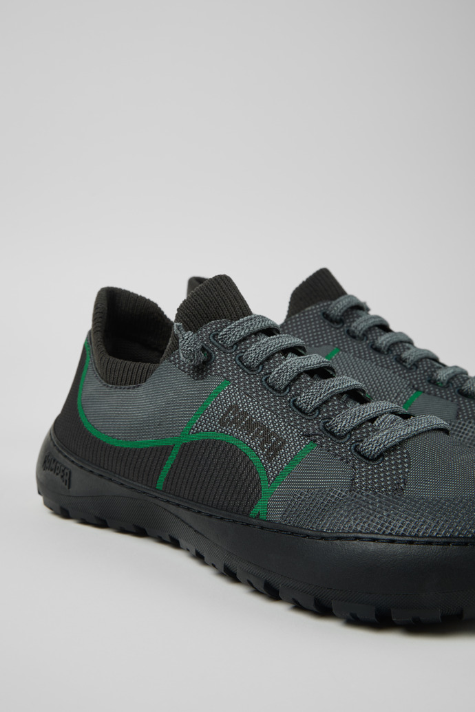 Peu Serra Graue Sneaker aus recyceltem PET und technischen Materialien für Damen.