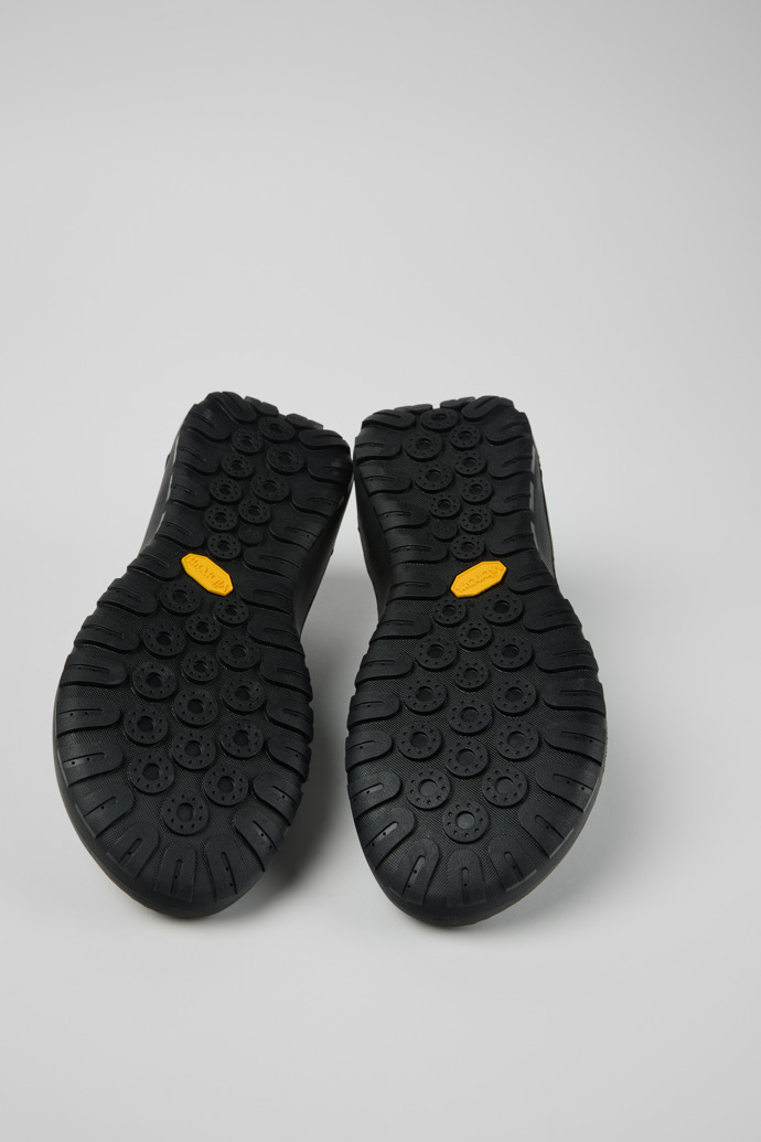 Peu Serra Graue Sneaker aus recyceltem PET und technischen Materialien für Damen.