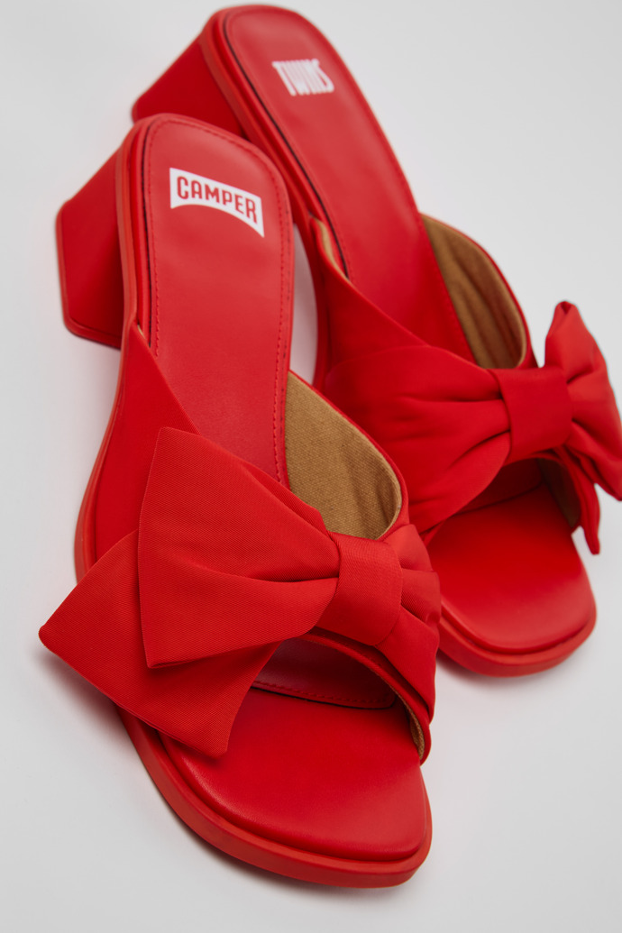 มุมมองระยะใกล้ของ Twins Red Recycled PET Women's Sandal.