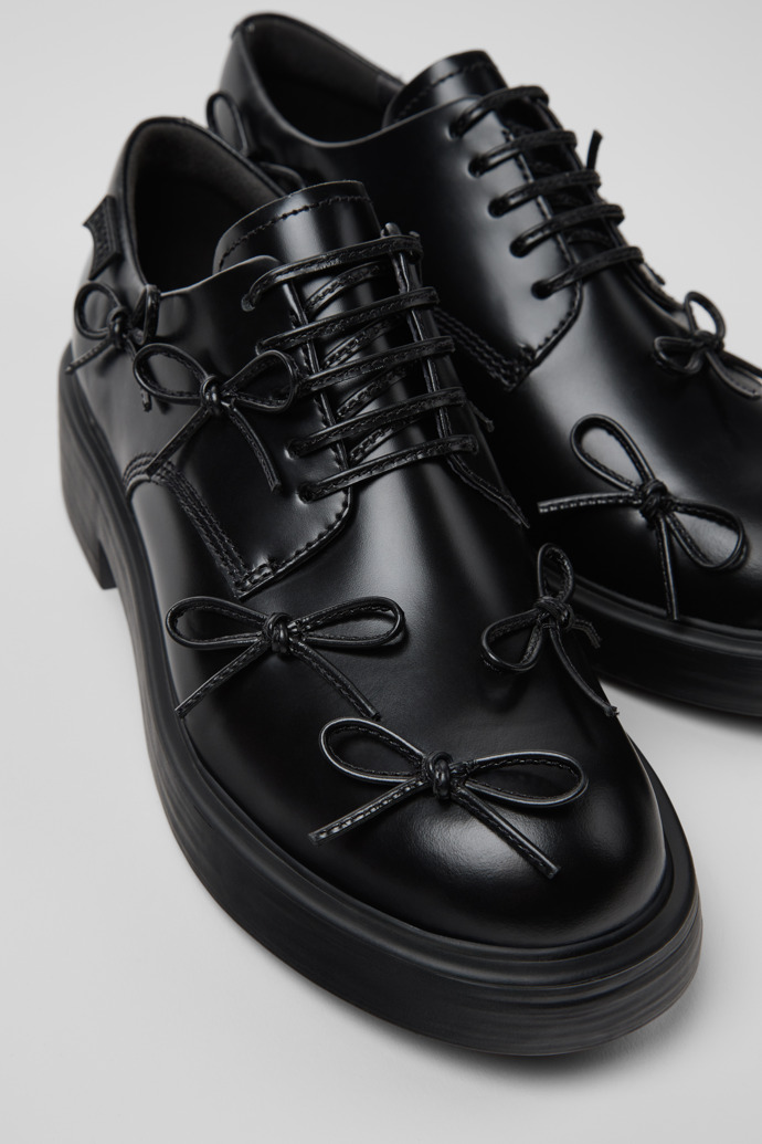 มุมมองระยะใกล้ของ Dean Black Leather Women's Shoe.