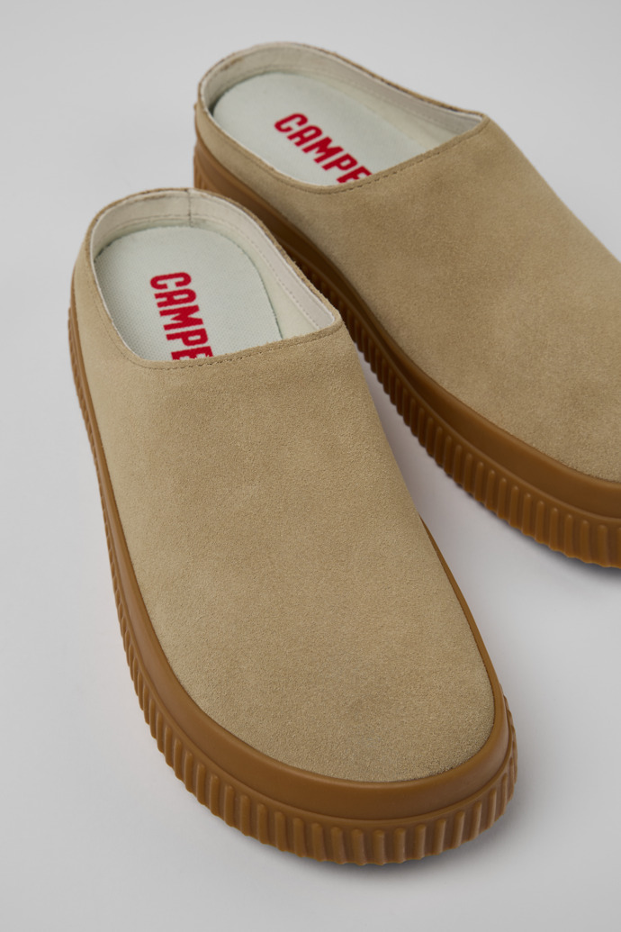 Peu Roda Sandalias de nobuk beige para mujer.