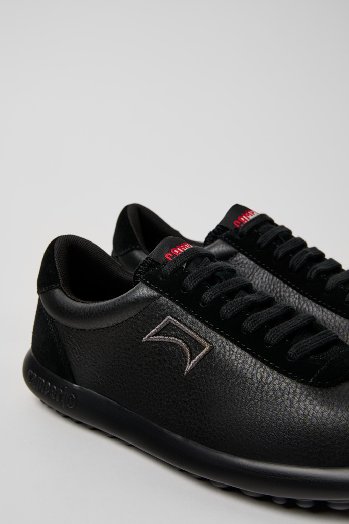 Pelotas XLF Sneakers negras de piel y nobuk para mujer.
