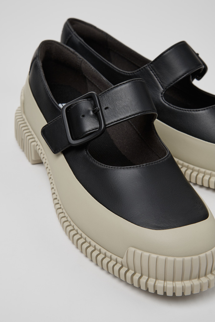 Pix Zapatos de piel negros y grises para mujer.