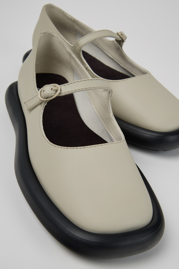 Close-up view of Onda Gray Leather Ballerinas for Women.