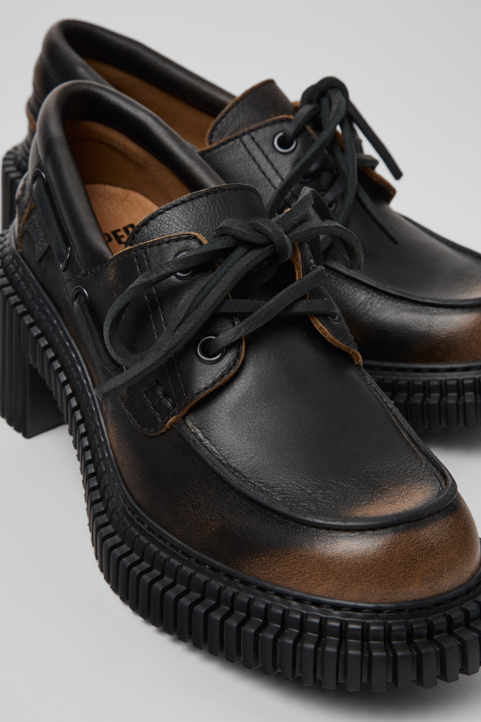 Pix London Mocassí de pell de color negre per a dona.