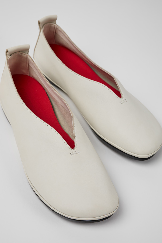 Close-up view of Right White Leather Moccasin Ballerina for Women.