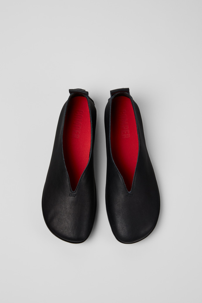 Right Mocassins en cuir noir pour femme.