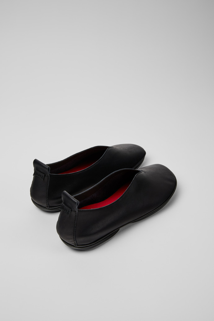 Right Mocassins en cuir noir pour femme.