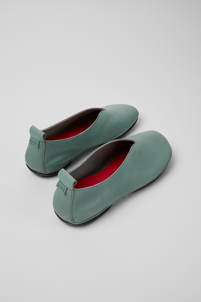 มุมมองด้านหลังของ Right Green Leather Moccasin/Ballerina for Women.