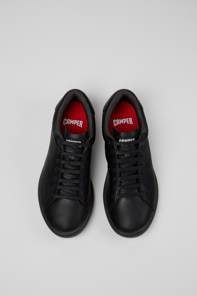 Pelotas Soller Sneakers de piel negra para mujer.