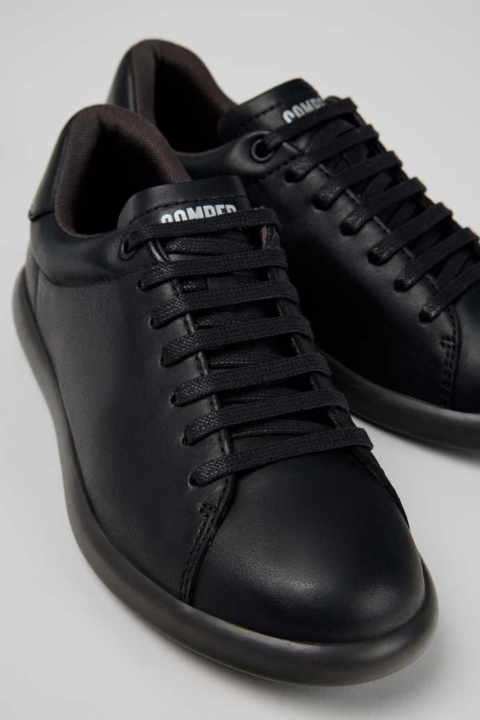 Pelotas Soller Sneakers de piel negra para mujer.