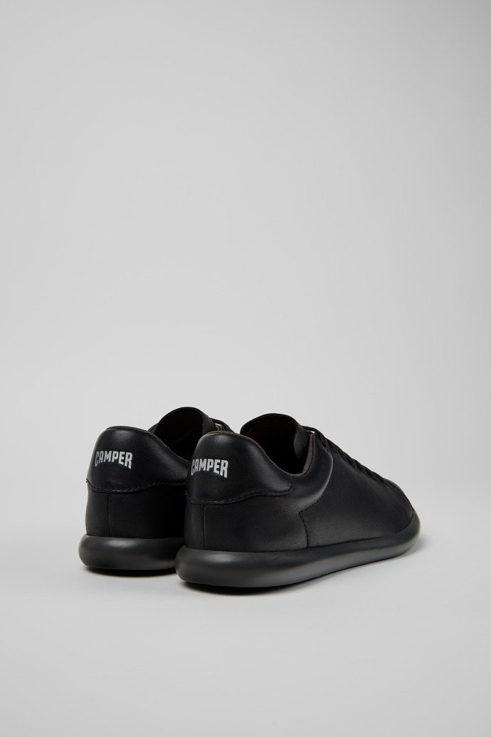 Pelotas Soller Sneakers de piel negra para mujer.