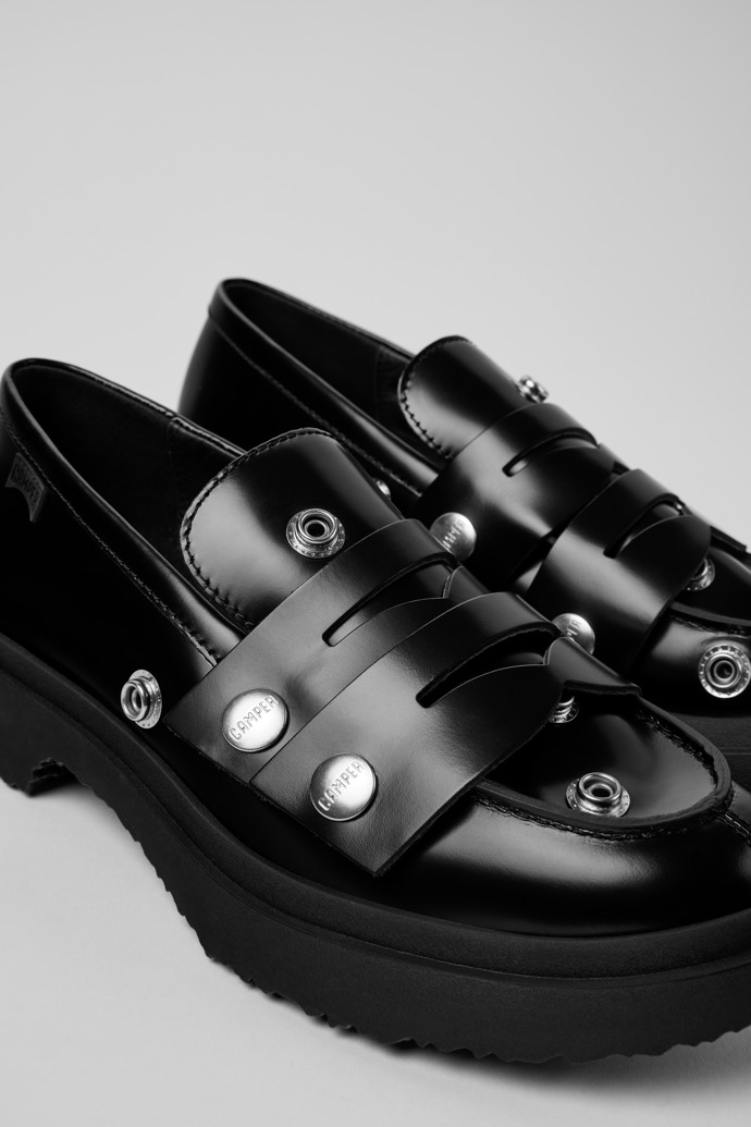 Twins Mocassins en cuir noir pour femme.
