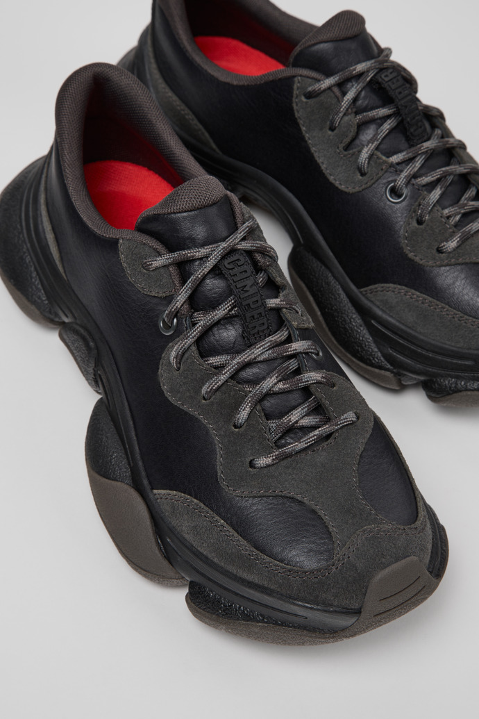 Karst 2 Sneakers de piel negras y grises para mujer.