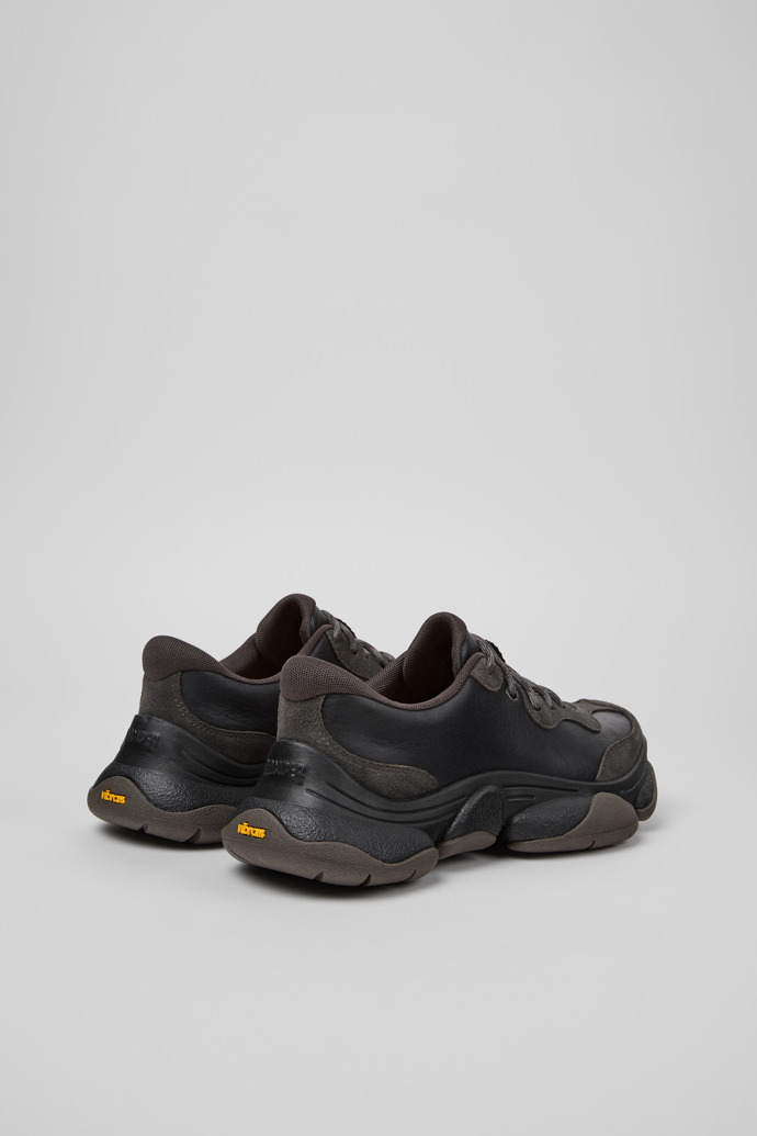 Karst 2 Sneakers de piel negras y grises para mujer.