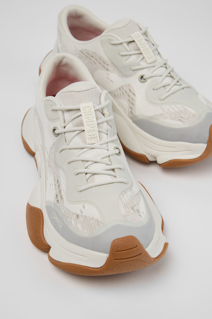 Karst 2 Baskets blanches et beiges sans coutures en matériaux techniques recyclés Pour femme.