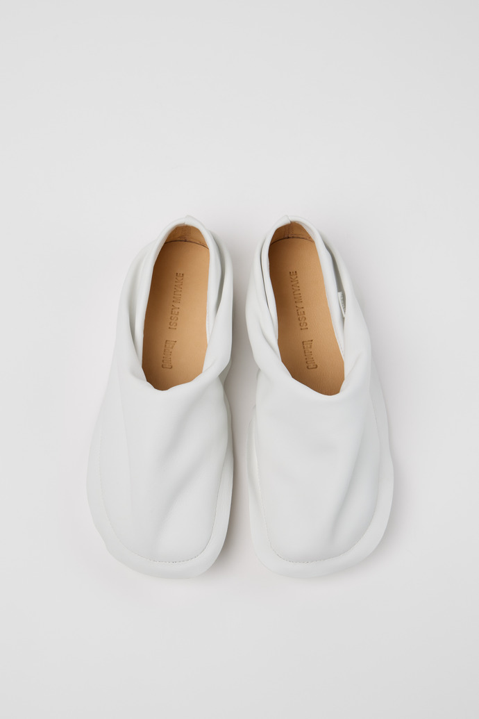 Overhead view of Camper x ISSEY MIYAKE - Peu Form White Leather Shoes for Women.