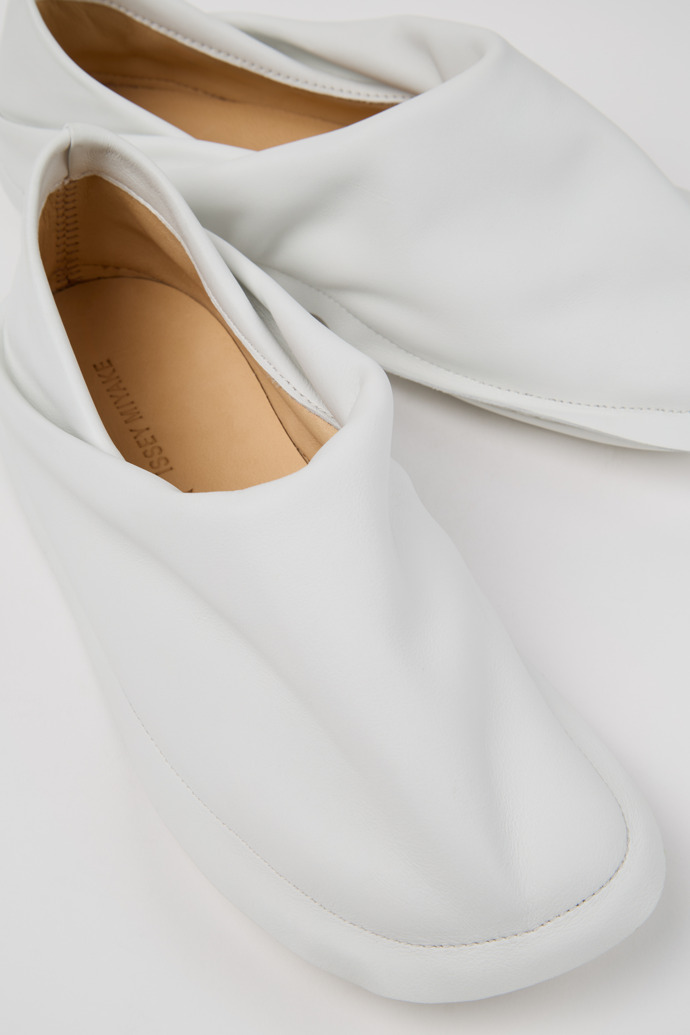 Close-up view of Camper x ISSEY MIYAKE - Peu Form White Leather Shoes for Women.