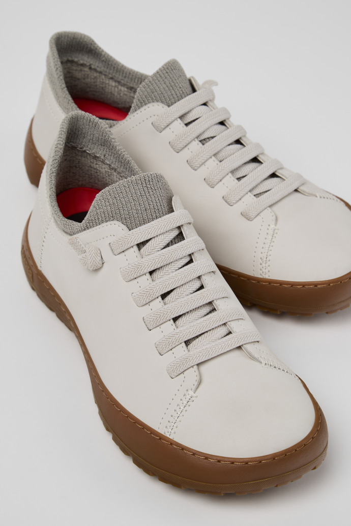 Peu Serra Zapatos de piel blanca y PET reciclado para mujer.