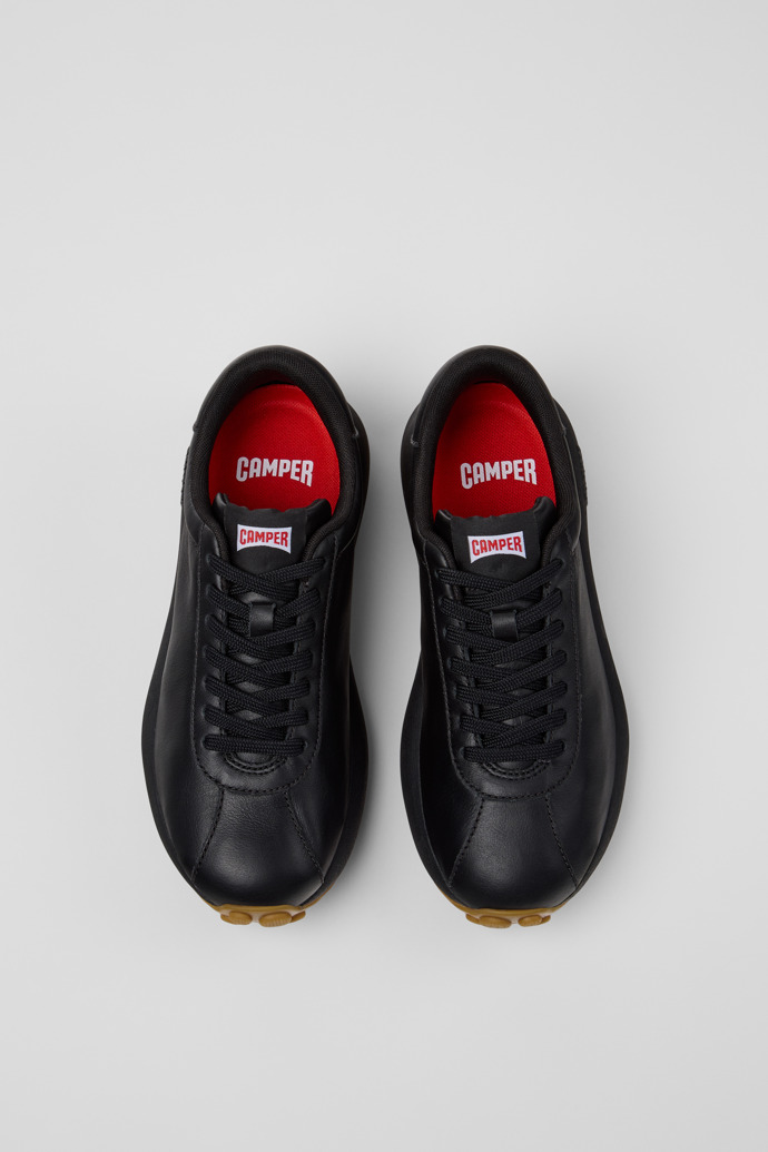 Pelotas Athens Sneaker de piel negra para mujer.