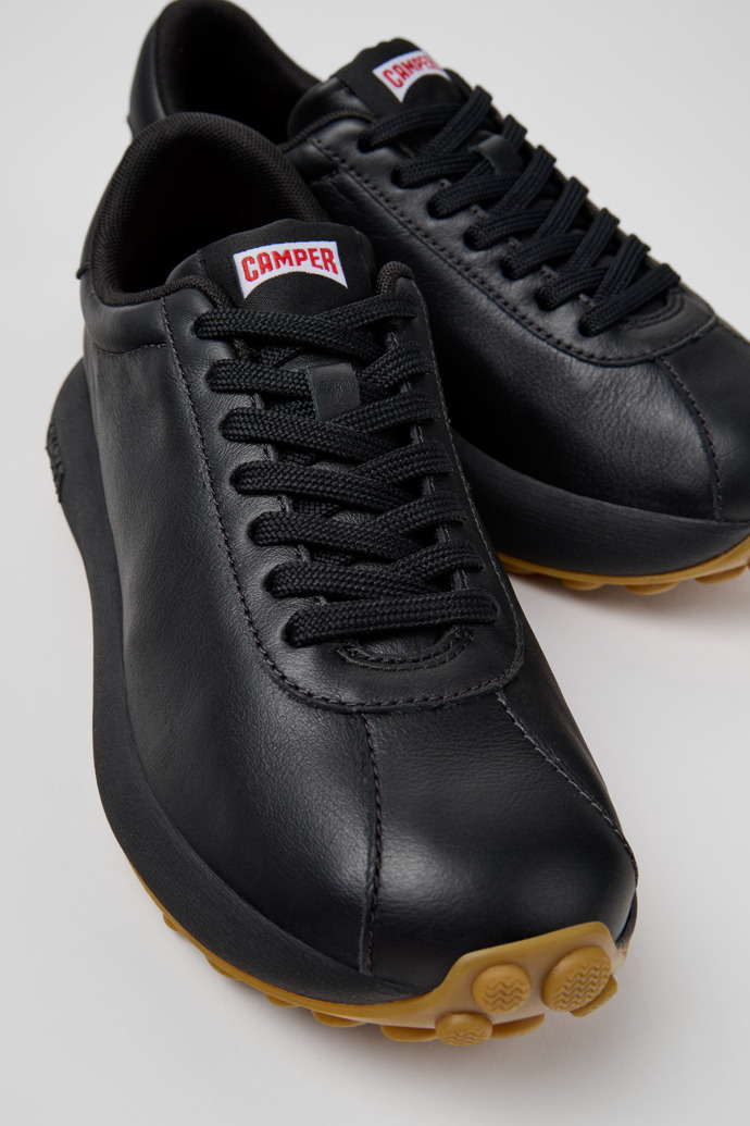 Pelotas Athens Sneaker de piel negra para mujer.