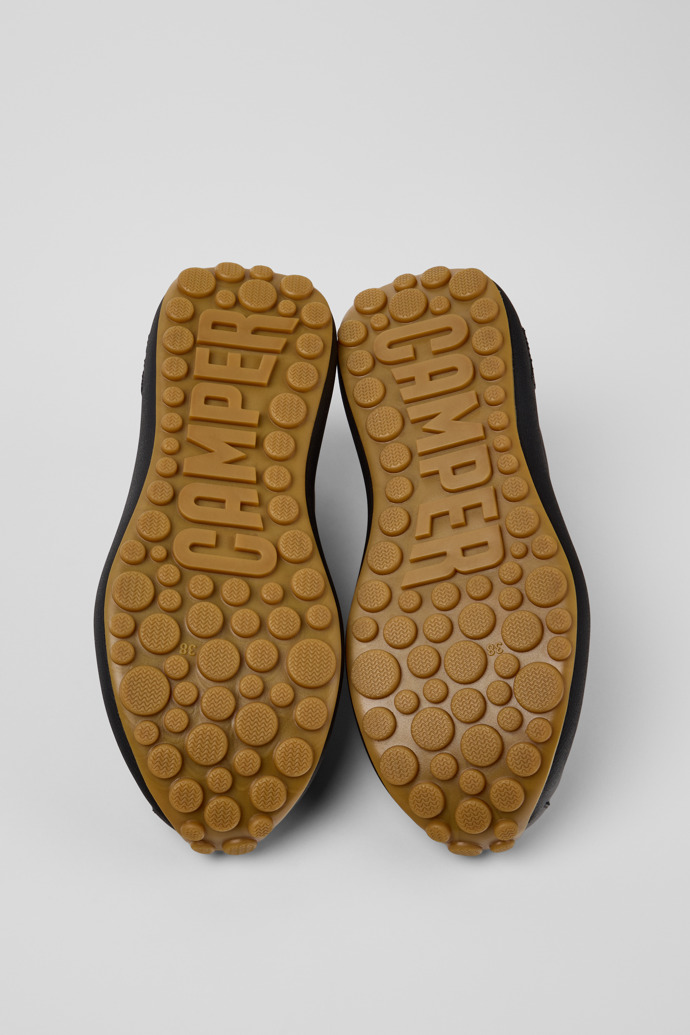 Pelotas Athens Sneaker de piel negra para mujer.