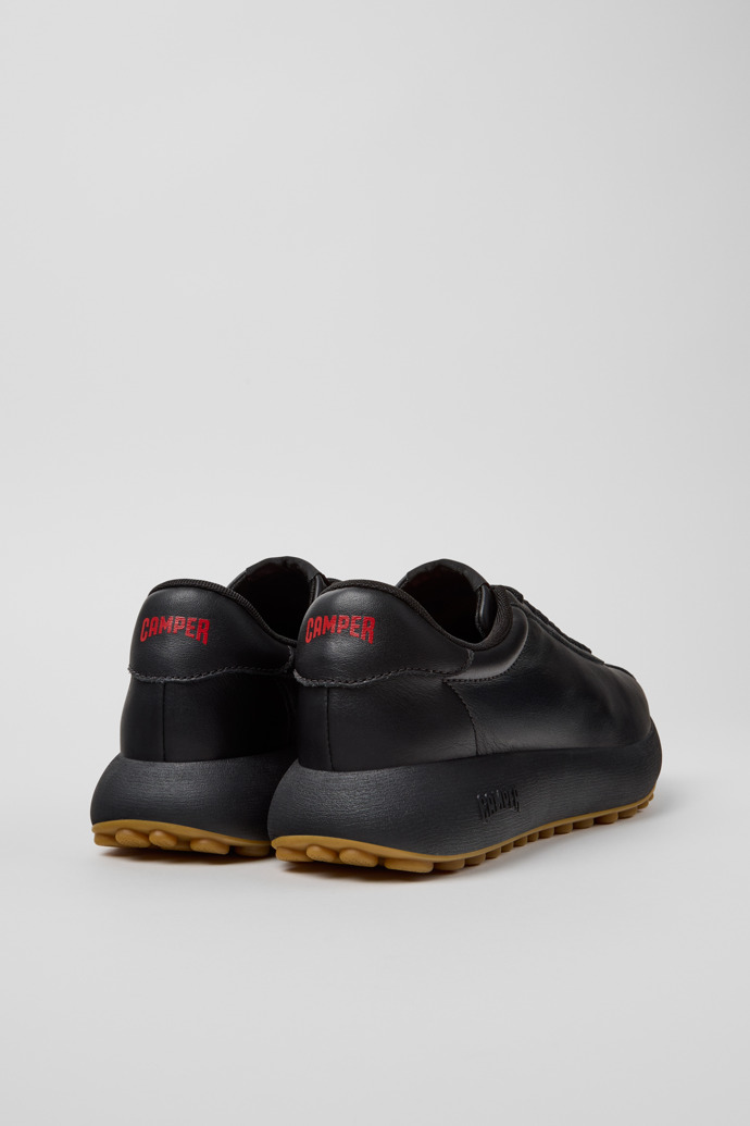 Pelotas Athens Sneaker de piel negra para mujer.