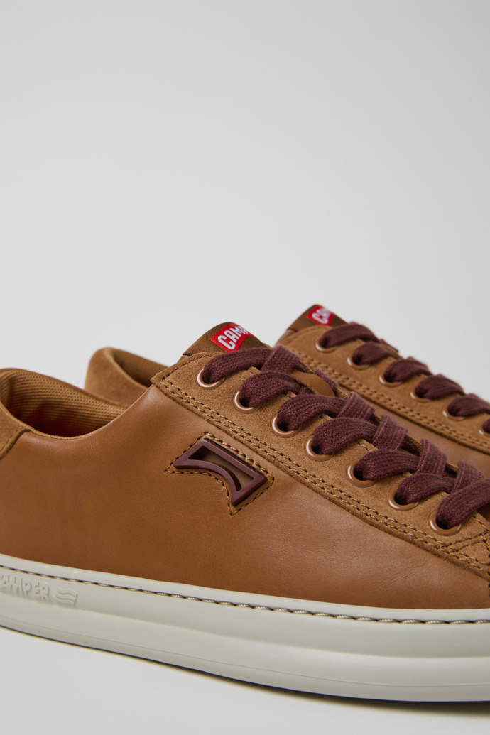 Runner Baskets en cuir et en nubuck marron Pour femme.