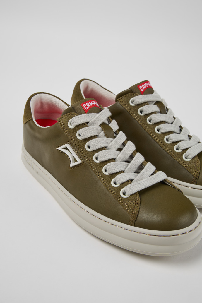 Runner Baskets vertes en cuir et nubuck pour femme.