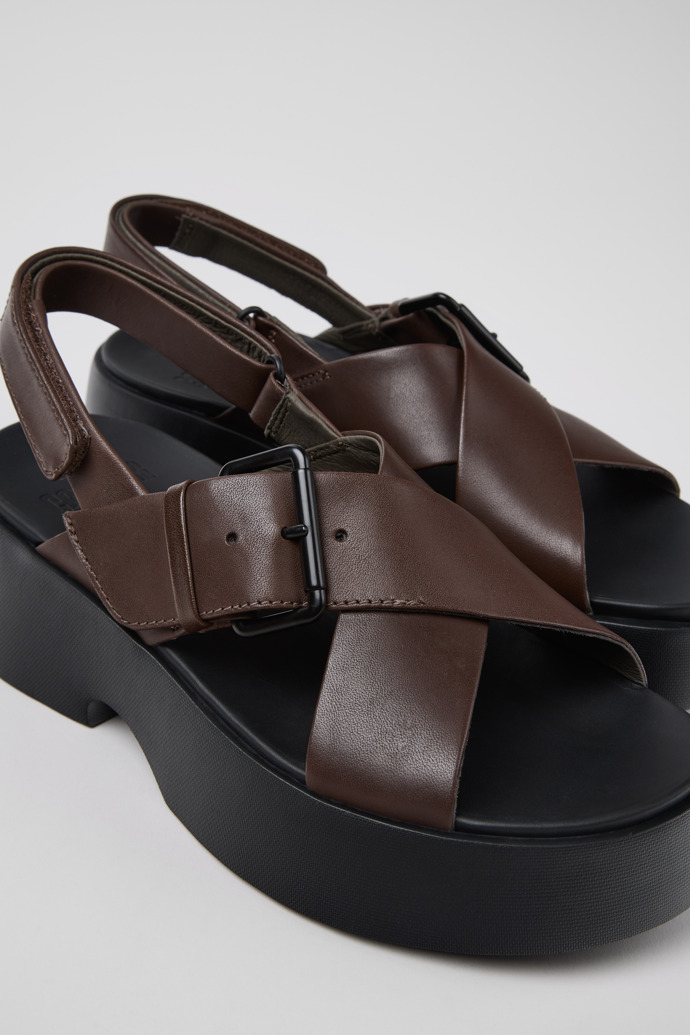 Tasha 女裝啡色皮革涼鞋。