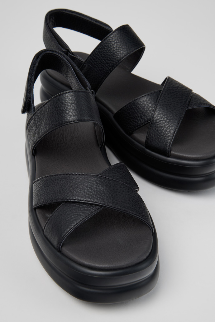 Pelotas Flota Up Sandalias de piel negras para mujer.