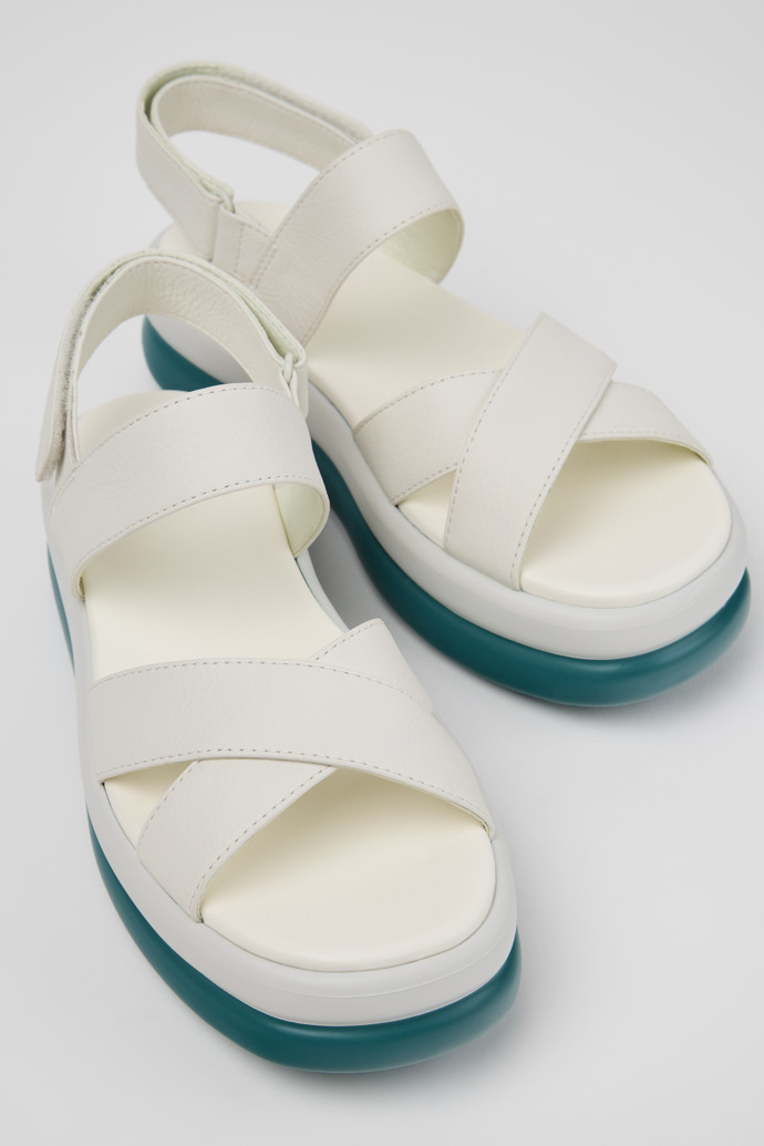 Pelotas Flota Up Sandalias de piel blancas para mujer.