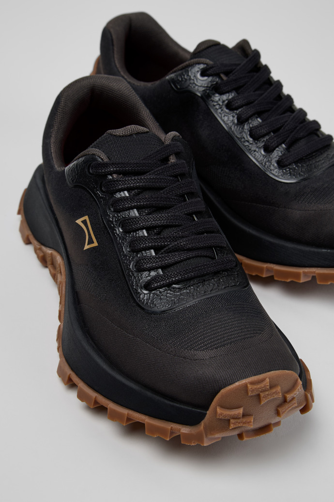 Drift Trail Schwarze und graue Sneaker aus recyceltem PET und technisch entwickelten Materialien für Damen.