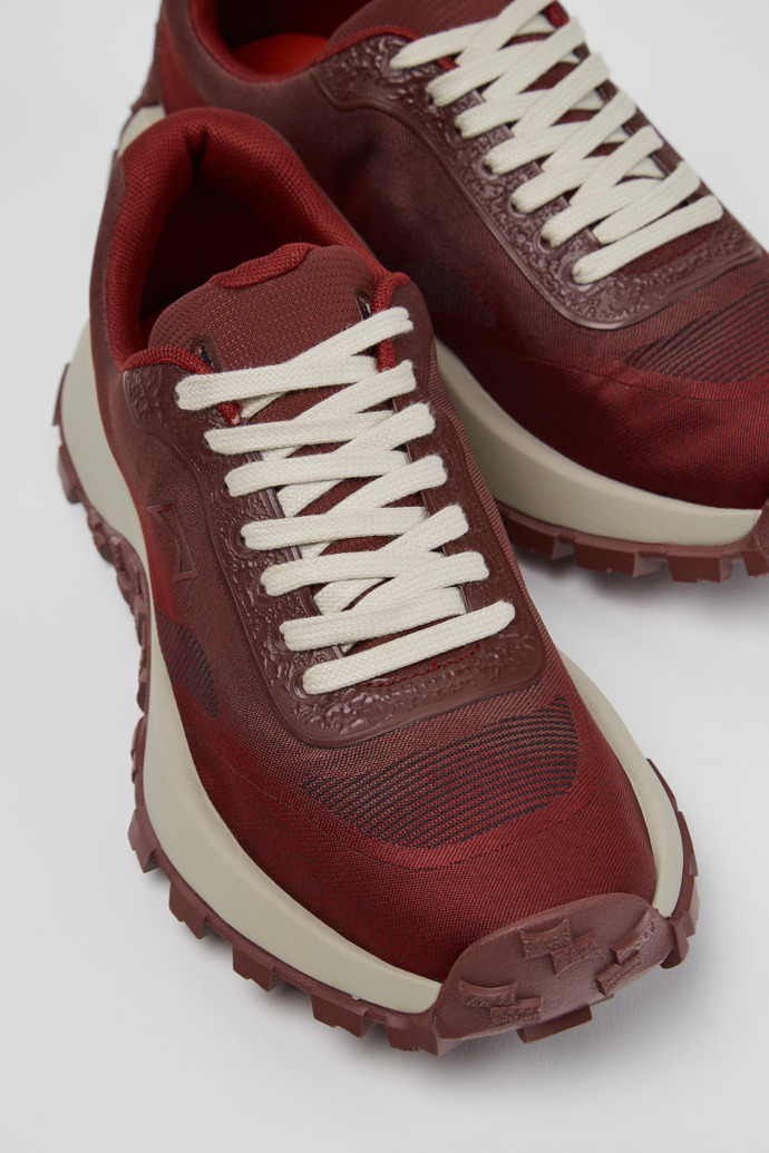 Drift Trail Burgunderrote Sneaker aus recyceltem PET und technischen Materialien für Damen.