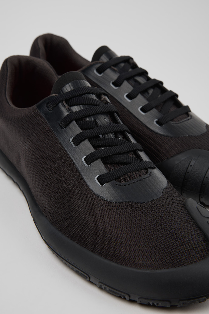 Peu Path+ Baskets en matériaux techniques recyclés noires et grises Pour femme.