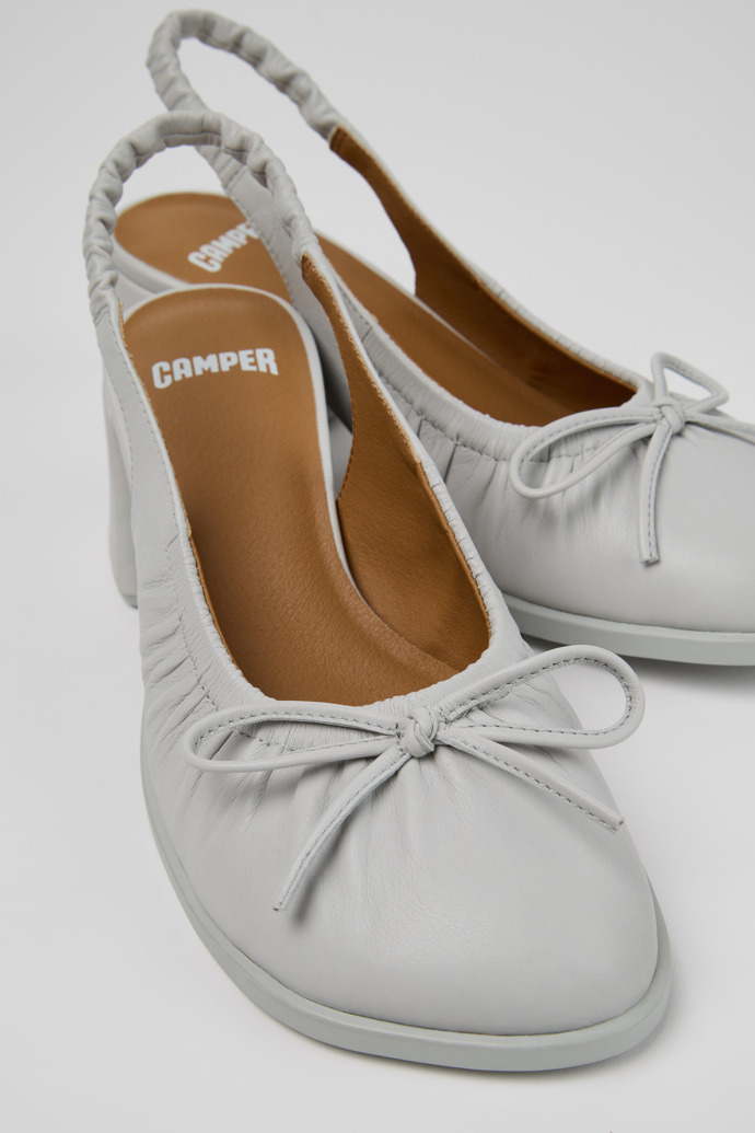 Kora Zapatos semiabiertos de piel grises para mujer.