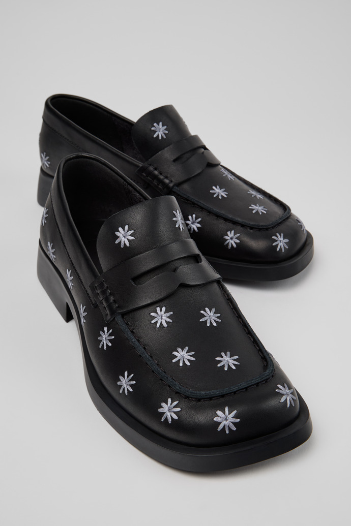 Close-up view of Donna Black Leather Moccasins for Women.