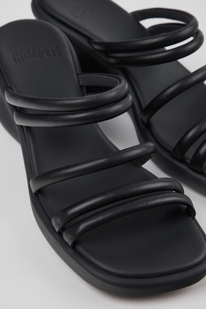 Louise Sandal 女裝黑色皮革涼鞋。