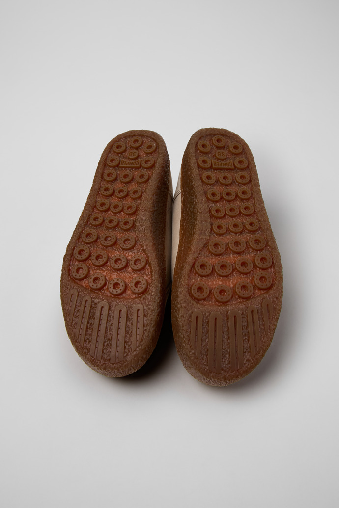 The soles of Peu Terreno Beige Suede Shoes for Women.