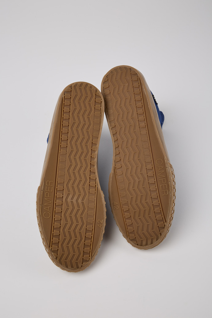 The soles of Camaleon Blue recycled cotton sneakers for men