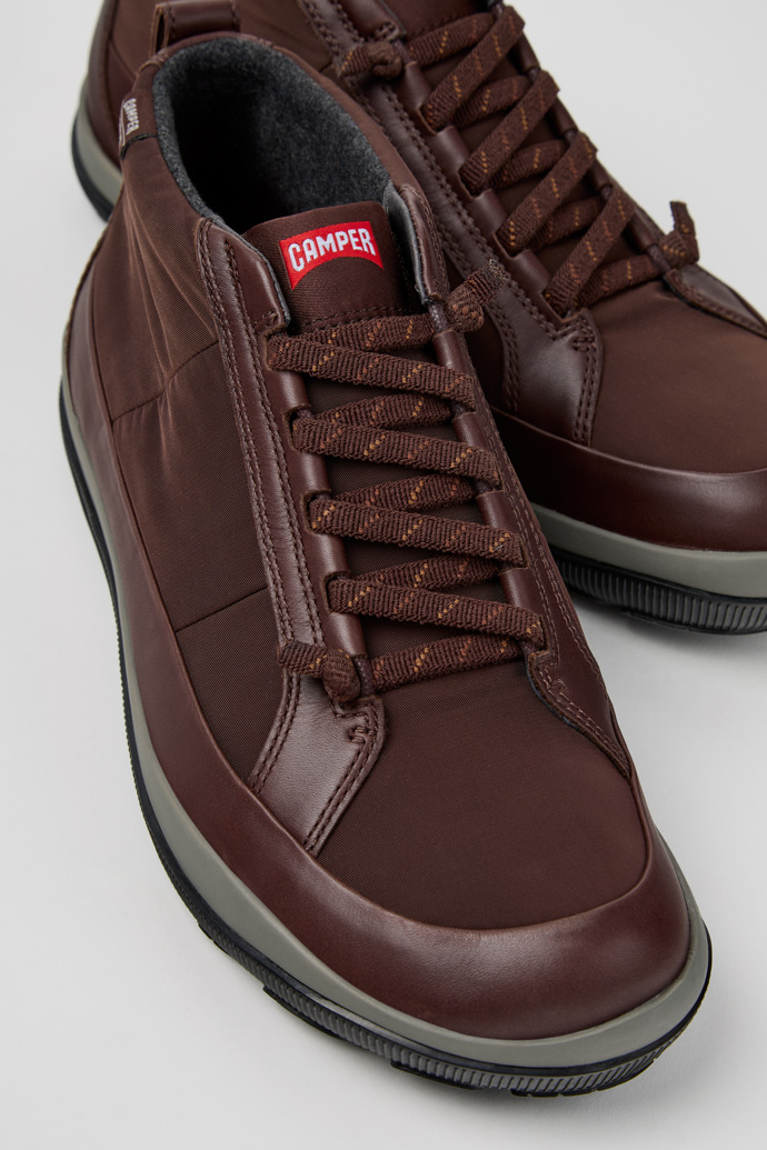 Close-up view of Peu Pista GM - PrimaLoft Brown Textile and Leather Ankle Boots for Men.