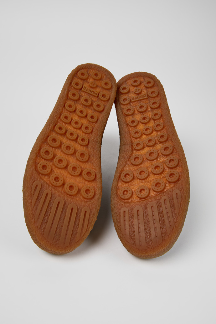 The soles of Peu Terreno Black Leather Desert Boot for Men