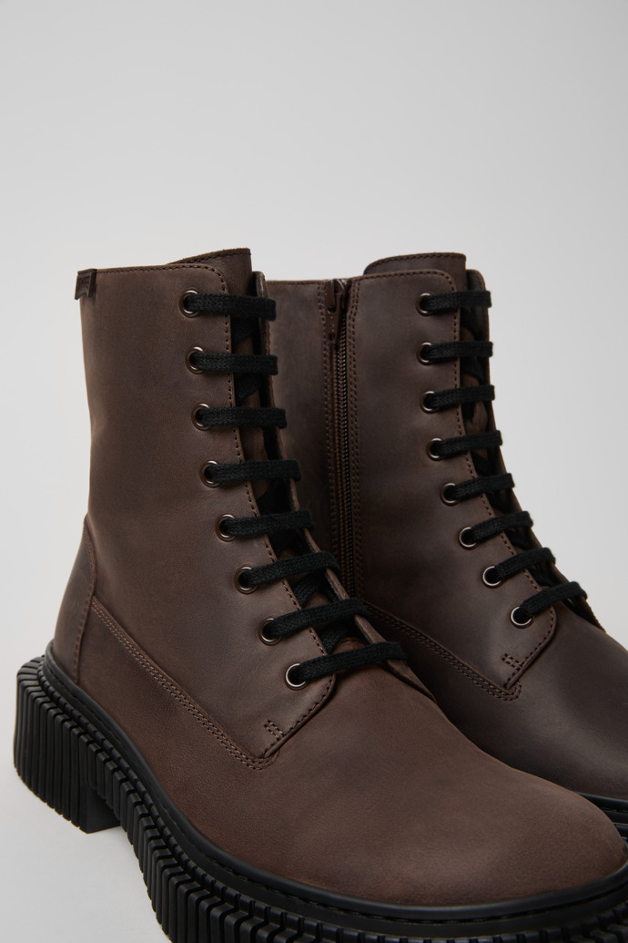 Pix Berlin Botas de media caña marrones de nobuk para hombre.