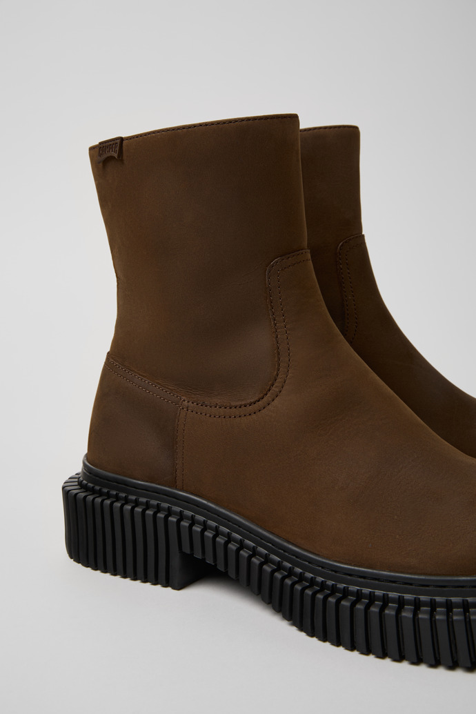 Pix Berlin Botas de media caña marrones de nobuk para hombre.