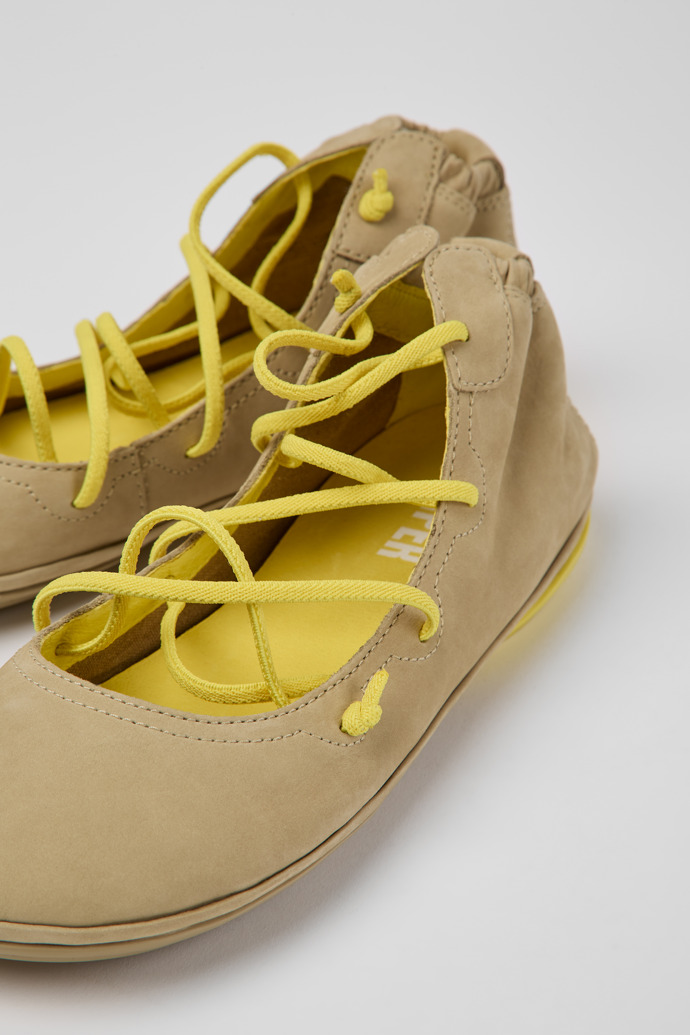 Right Zapatos de nobuk beige y amarillos para mujer