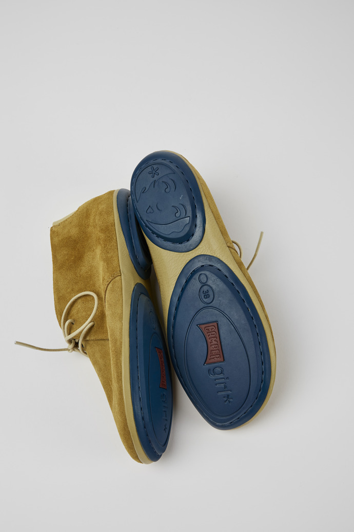 The soles of Right Beige leather and nubuck shoes